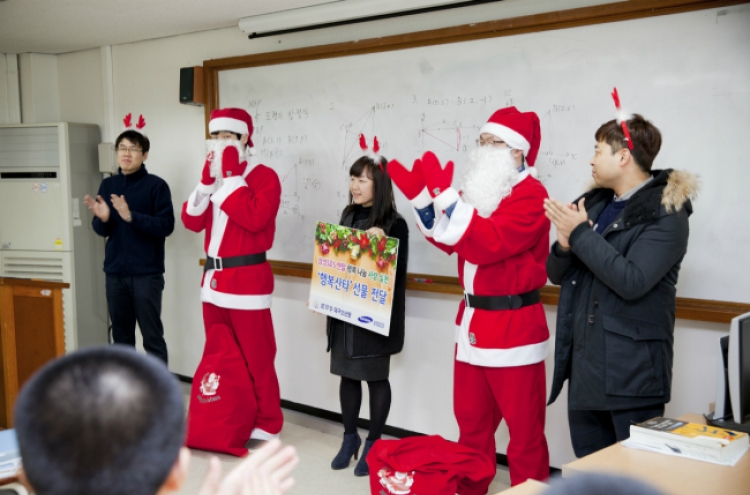 [Photo News] Spreading the holiday spirit