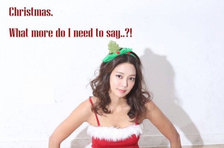 [Photo News] Reporter transforms into sexy Santa