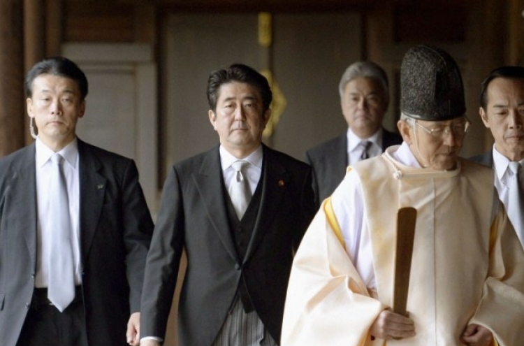 일본 아베 총리, 야스쿠니 신사 강행… 한일 관계개선 움직임은 “쇼”였나?