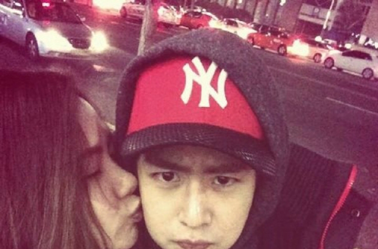 [Photo News] 2PM's  Nichkhun being kissed on the cheek by his sister