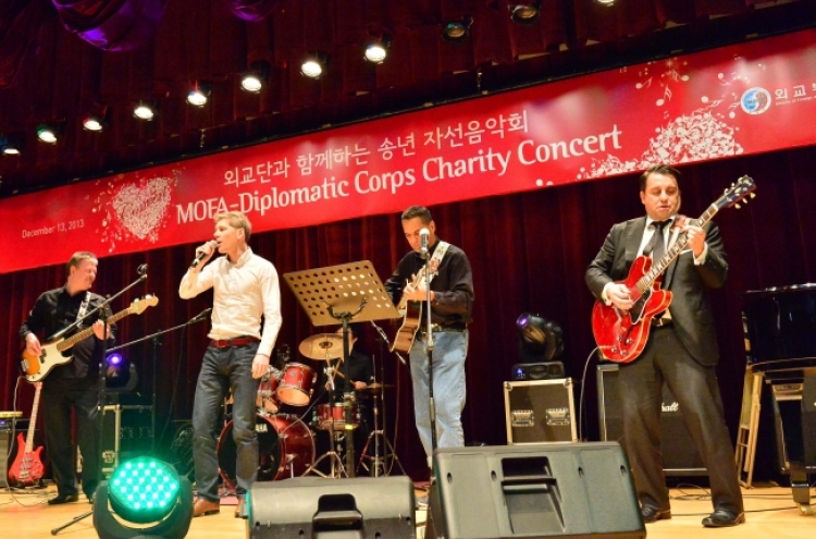 Korean and foreign envoys perform charity concert