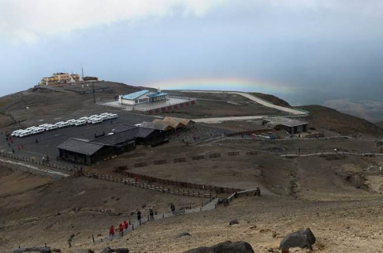 South Koreans trek to China to see their sacred mountain