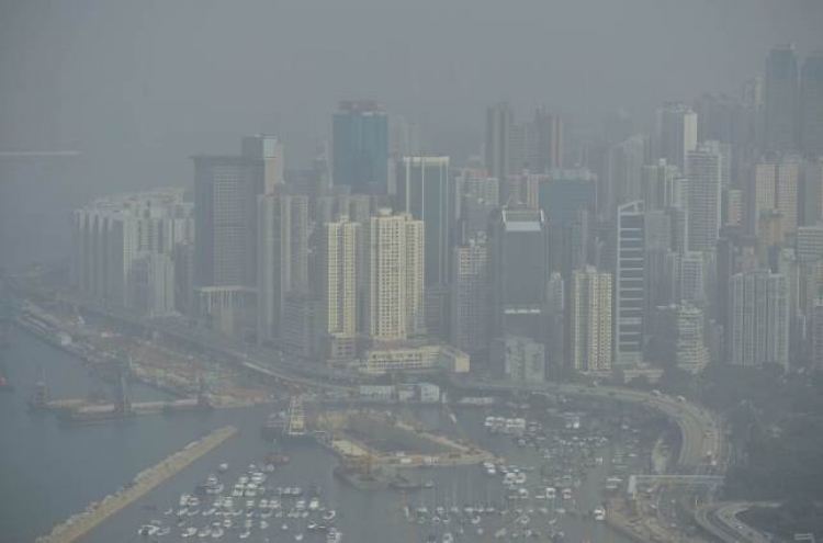 Hong Kong suffers in smog as pollution problems rise