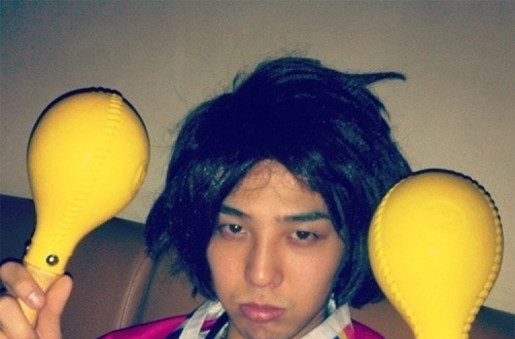 G-dragon in mop-headed wig