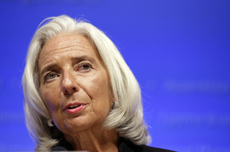 IMF sees global growth, deflation risks rising