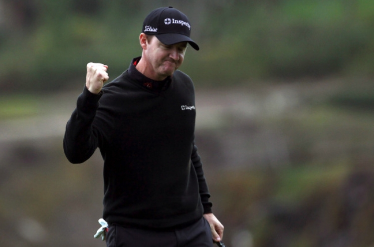 Walker hangs on to win at Pebble