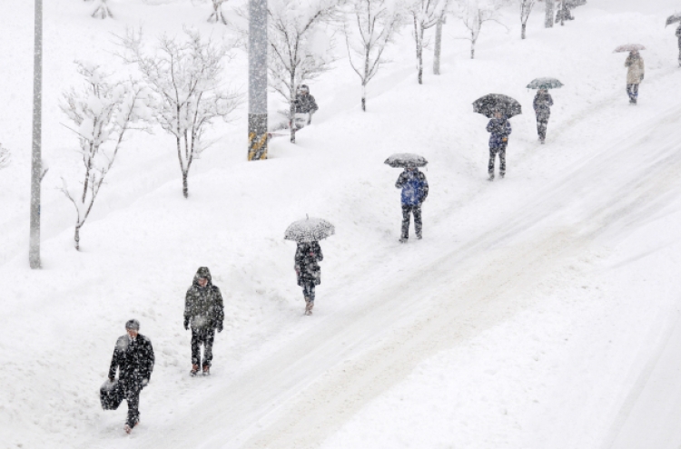 Heavy snow disrupts traffic, schools