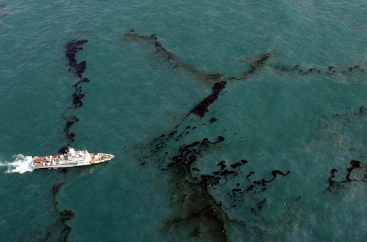 Massive oil spill hits near Busan