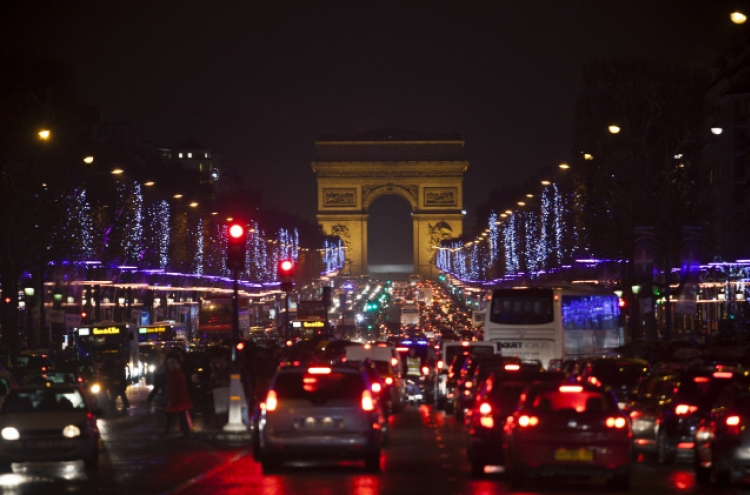 Pollution forces cars off road in Paris