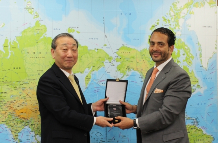 Panamanian envoy awards CEO meritorious plaque