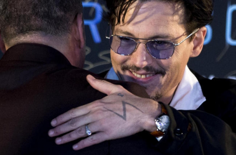 Engaged Johnny Depp shows off ‘chick’s ring’