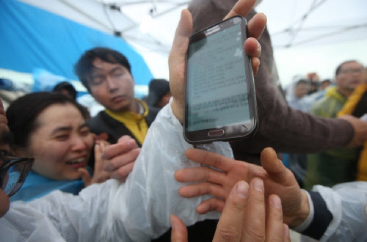 [Ferry Disaster] Investigation launched over claim of survivors in ship