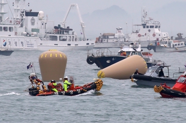 [Ferry Disaster] Rescuers struggle to reach the missing