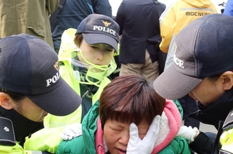 [Ferry Disaster] Families under tremendous emotional stress