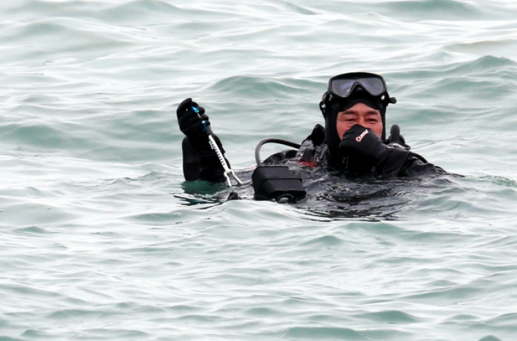 [Newsmaker] Divers risk lives to find, save missing passengers