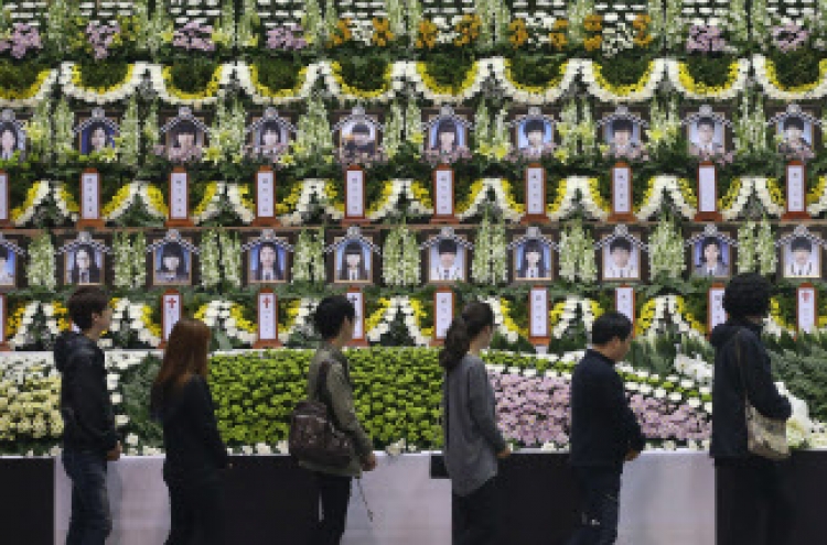 [Ferry Disaster] Crowd mourns ferry victims