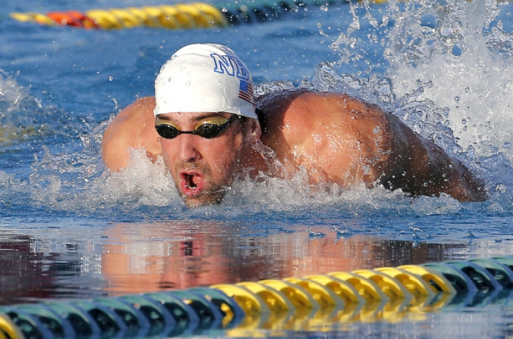 Phelps loses to Lochte in comeback meet