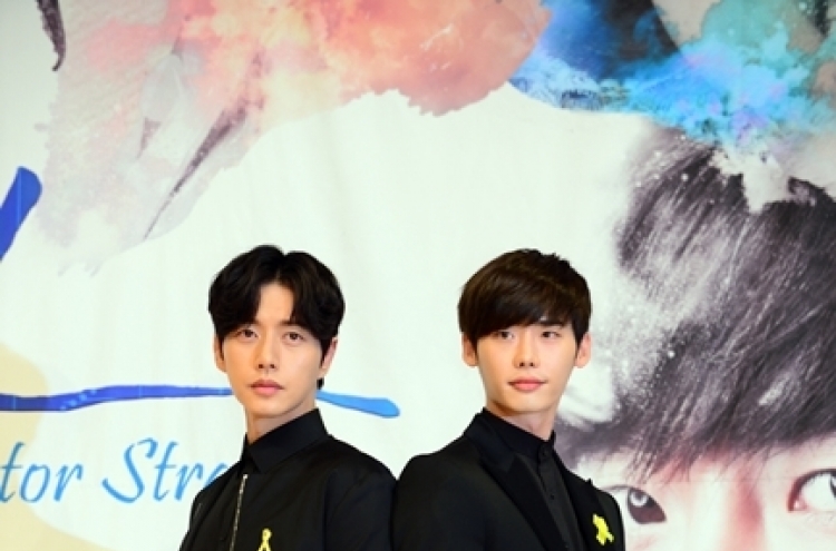 Lee Jong-suk overwhelmed by Park Hae-jin‘s good looks