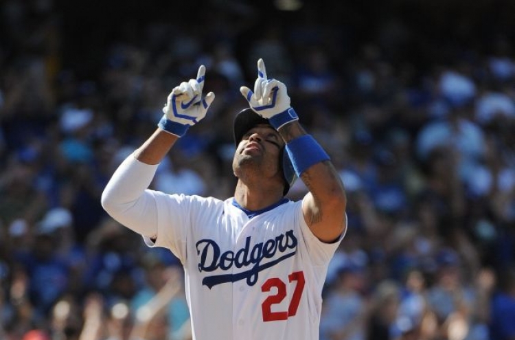 Dodgers score six unanswered, rally past Giants