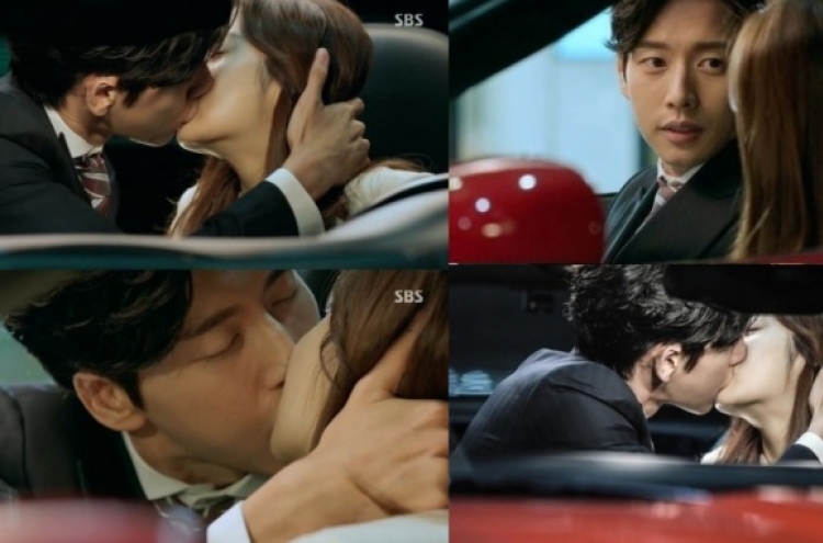 Actor Park Hae-jin gives Kang So-ra a ‘kiss of fire’