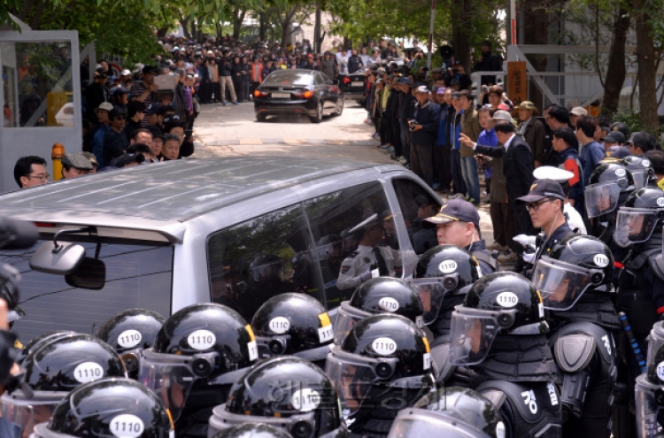 Investigators enter Sewol owner’s compound