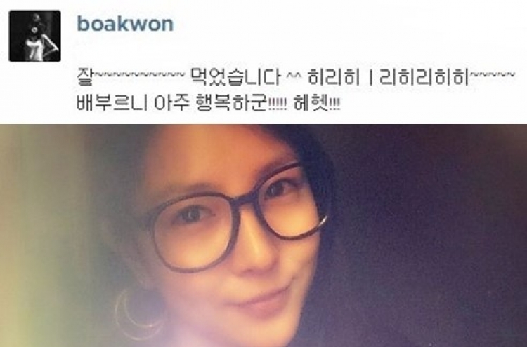 BoA boasts natural beauty in black glasses