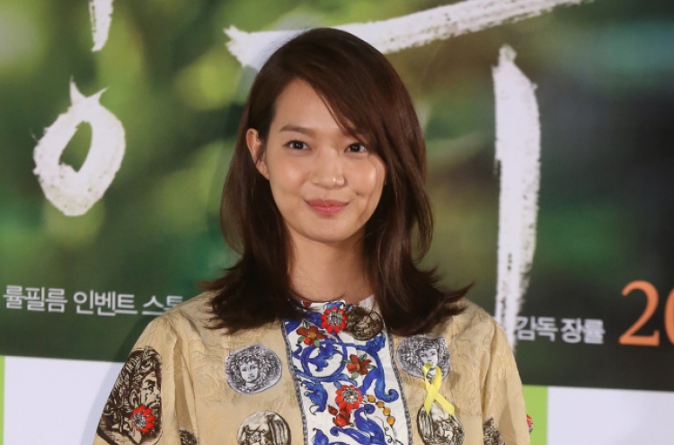 Shin Min-ah boasts floral look