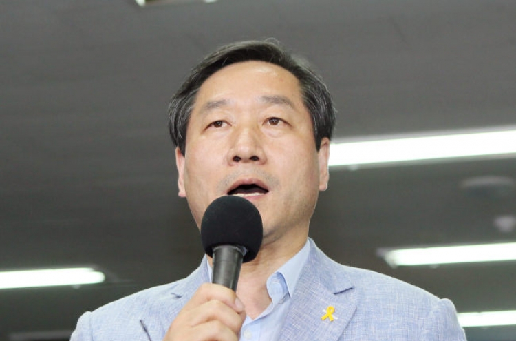 Former safety minister Yoo survives Sewol debacle