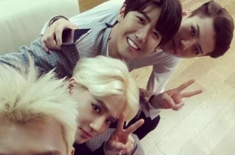 EXO-K, Kwanghee take selfie