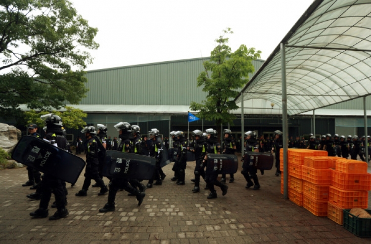 Police enter church retreat to arrest Sewol owner's aides