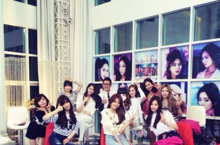 SNSD behind-the-scenes photo goes viral