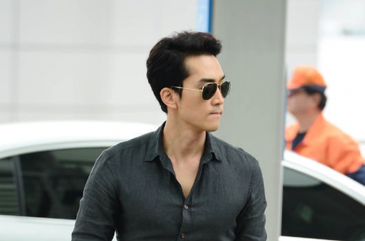 Song Seung-heon shows off Western look