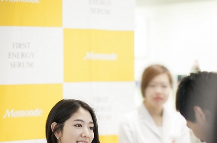 Park Shin-hye wows Asian fans in Myeongdong