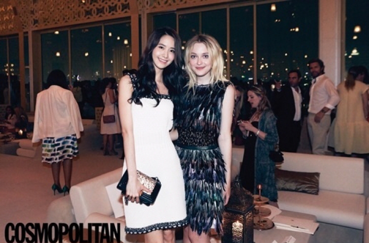 SNSD’s YoonA takes photo with Dakota Fanning