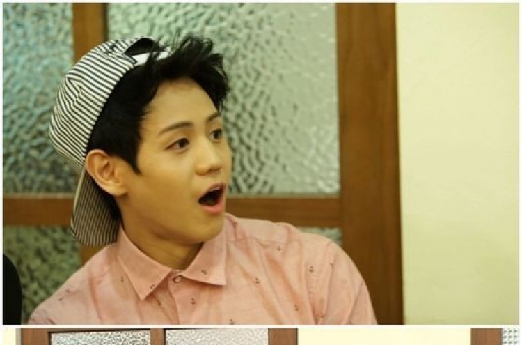 Yoseob does cute ‘dolphin move’