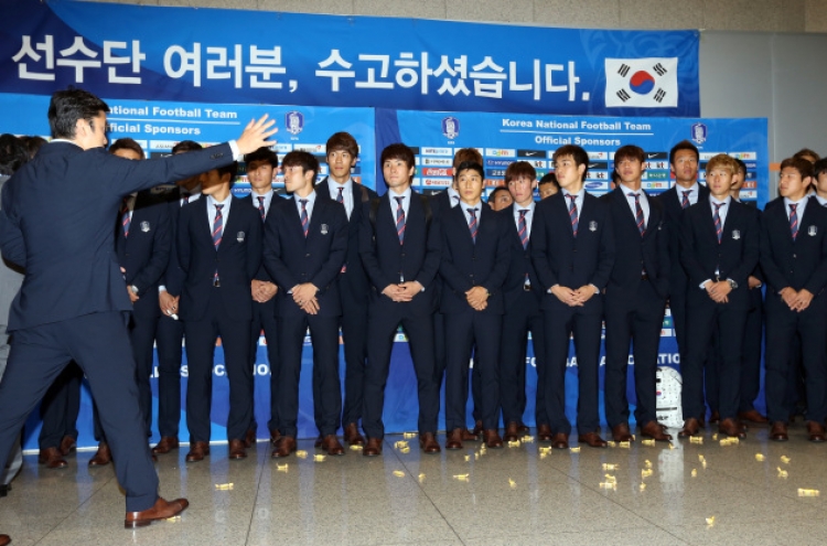 대표팀 기자회견장에 엿 날아들어…"한국축구 죽었다"