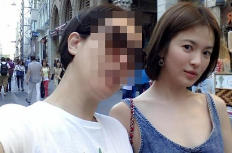 Actress Song Hye-kyo spotted traveling in Turkey