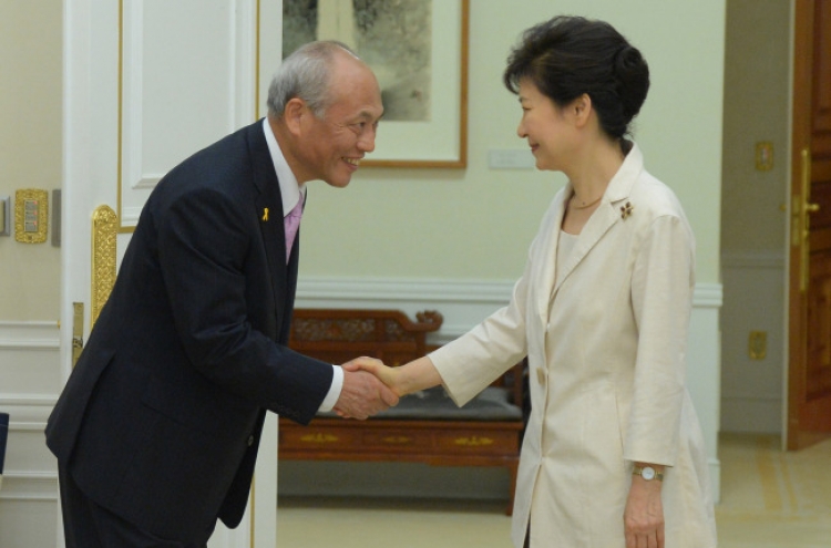 Tokyo gov. says Abe aims to improve ties