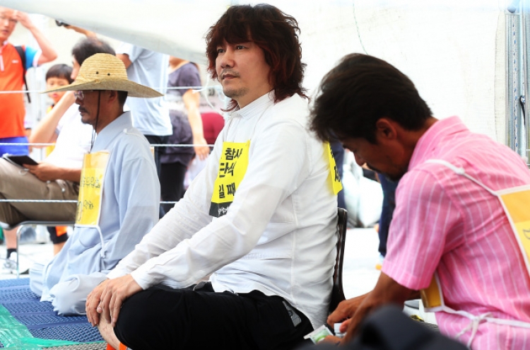 Singer joins hunger strike by Sewol victims’ families