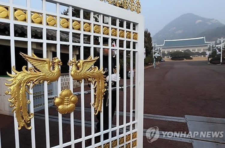 靑 "산케이 입에 담기 부끄러운 기사…책임묻겠다"