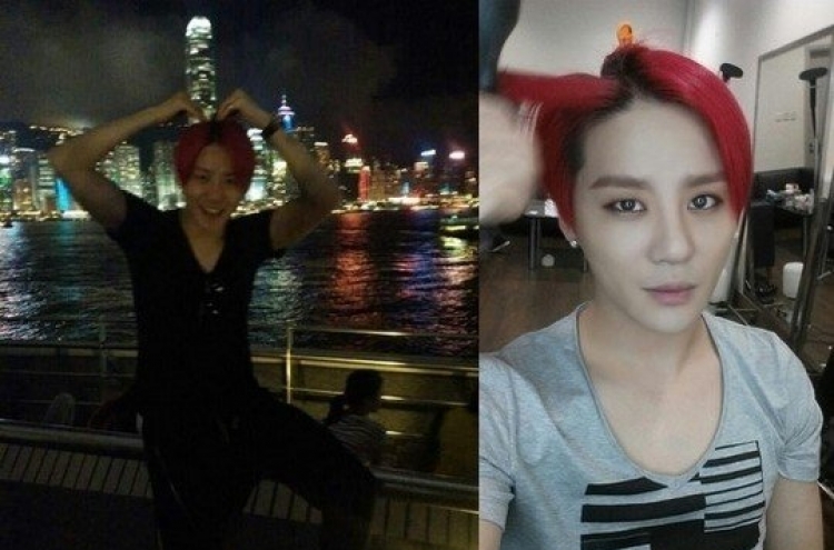 Junsu reveals selfies taken in Hong Kong