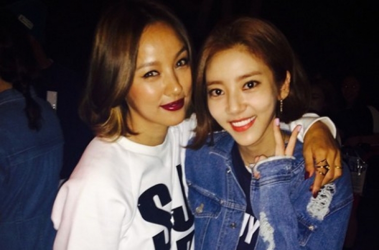 Sexy icons Son Dambi and Lee Hyori show off friendship