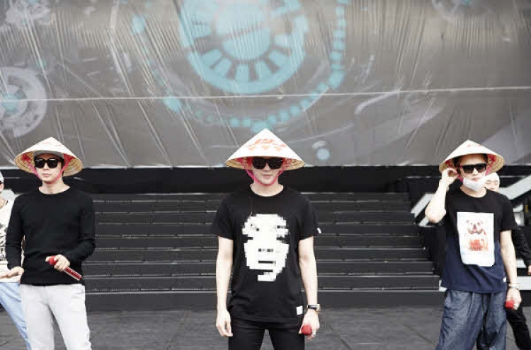 JYJ wows fans by rehearsing in Vietnam traditional hat