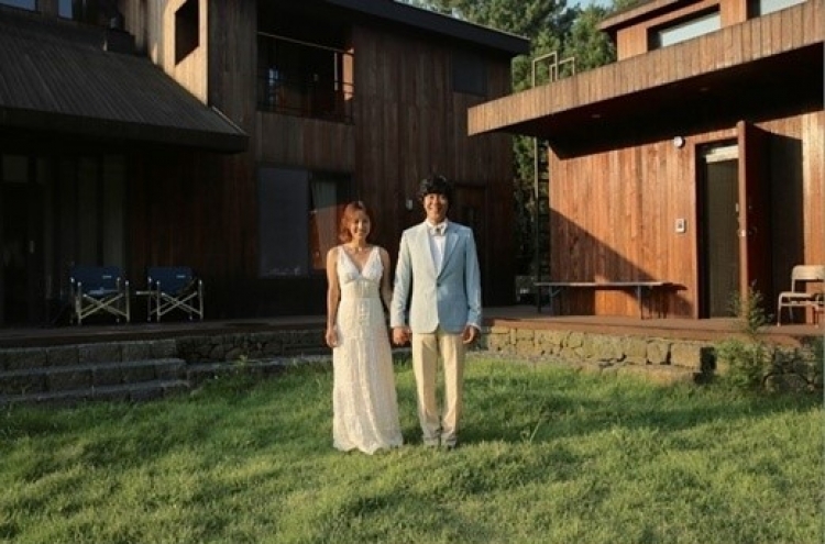 Lee Hyori celebrates 1st wedding anniversary