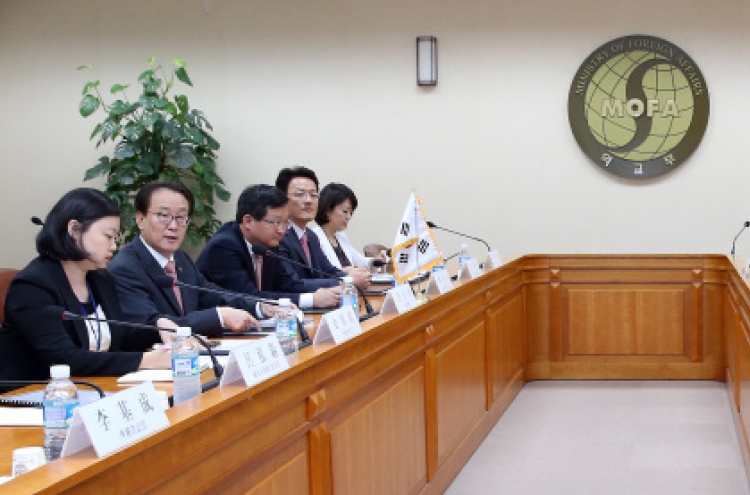 Korea, Japan meet amid history tension