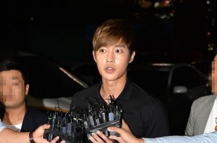 Kim Hyun-joong makes apology to ex-girlfriend