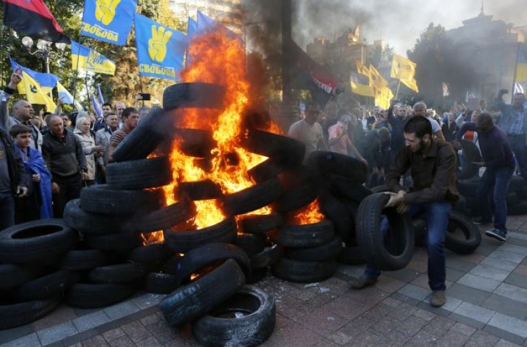 Ukrainian lawmakers ratify landmark deal with Europe