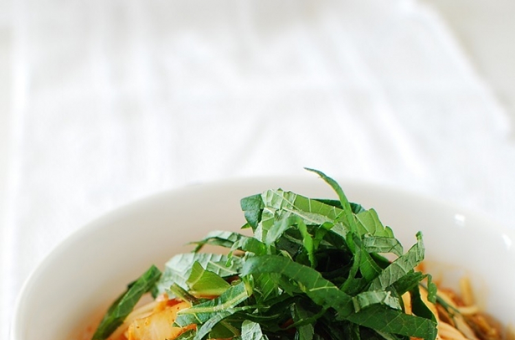 Kimchi bibim guksu, (spicy noodles with kimchi)