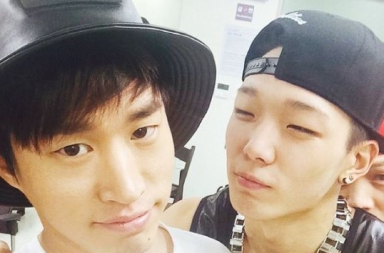 Bobby, Tablo hug in selfie