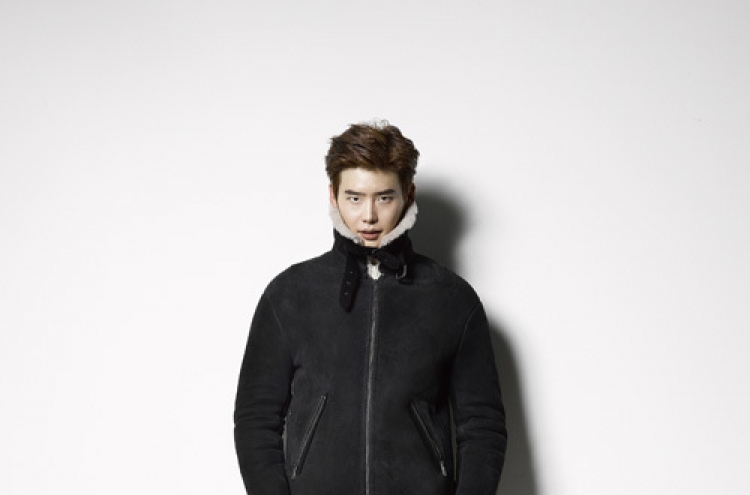 Lee Jong-suk reveals chic look